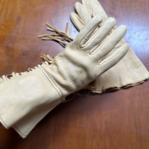 Vintage Tan Women’s Small Leather Fringe Gloves - Picture 3 of 6